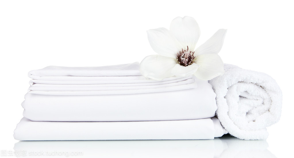 纯白守护 堆叠艺术与清洁床品的完美融合